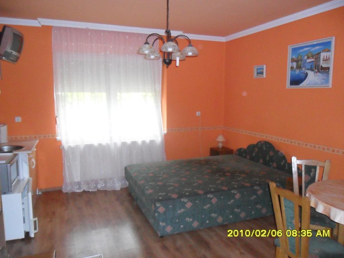 Emese Apartman Хайдусобосло Экстерьер фото